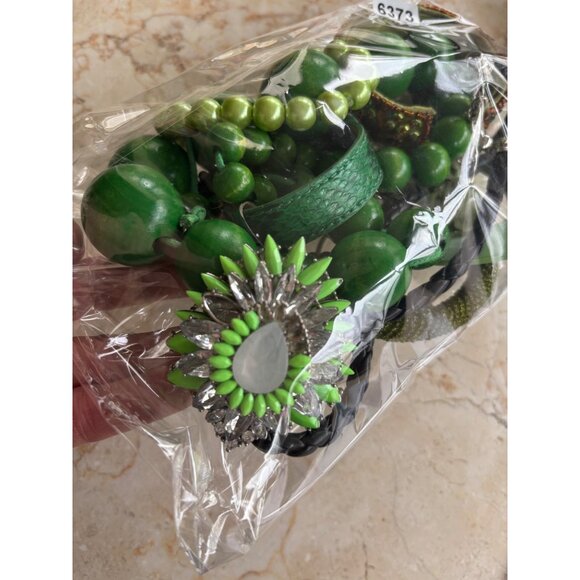 Mixed Green Jewelry Lot: Beaded Necklaces Bracelets Bangles & Accessories - Picture 8 of 9